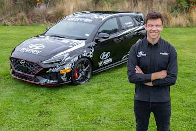 Hayden Paddon vor seinem Hyundai i20N Rally2