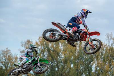 Jeffrey Herlings setzte sich im ersten Lauf gegen Romain Febvre durch