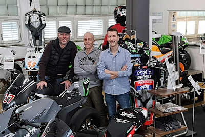 Konrad Hess (Mitte) legt eine Superbikepause ein