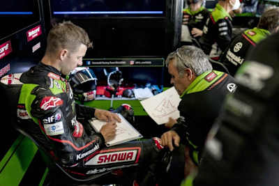 Jonathan Rea studiert mit seinem Cheftechniker Pere Riba den Circuito de Navarra