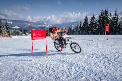 Der frühere Skistar Marcel Hirscher zeigt, dass er als Markenbotschafter von Husqvarna auch Gas geben kann