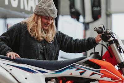 Valli Höll mit ihrer 250er-KTM