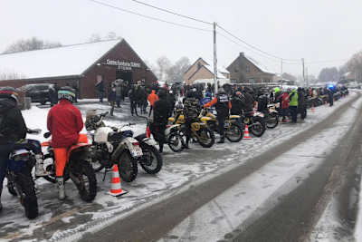 Jede Menge Fans auf historischen Motorrädern erwiesen Joël Robert die letzte Ehre 