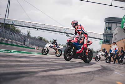 Los gehts: Stefan Bradl auf der Fireblade und seine jungen Schützlinge 