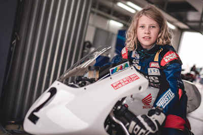 Anina Urlaß auf der Honda NSF 250R