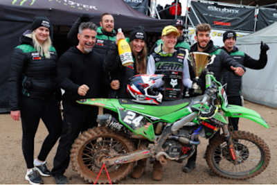 Kevin Horgmo jubelt mit seinem Team F&H Kawasaki