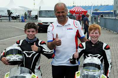 Adi Stadler von Honda (Mitte) freut sich mit dem Nachwuchs