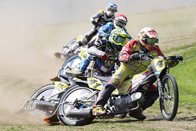 Christian Hülshorst (vorne) liebt die Grasbahn