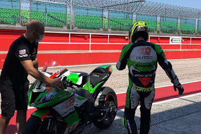 Sandro Cortese schwingt sich vor leeren Tribünen auf seine Pedercini-Kawasaki