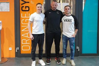 IDM SSP 300 Pilot Michel Wieth mit Fitnesstrainer Christoph Sannwald und Teamchef Sandro Cortese (v.l.n.r.)