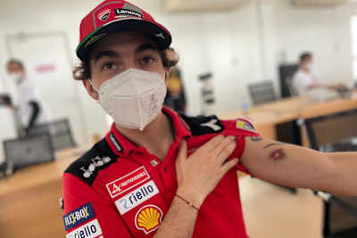 Pecco Bagnaia wurde von einem Stein getroffen