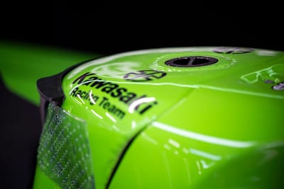 Kawasaki arbeitet mit einer Finne am Tank