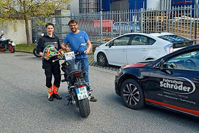 Gabriel Noderer (li.) mit Fahrlehrer Hans Schröder