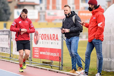 Tim Gajser trainiert unter der Aufsicht von Bostjan Renko und Filippo Camaschella (rechts)