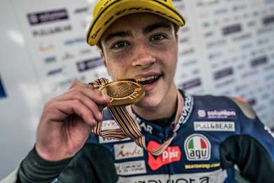 Izan Guevara musste erst überprüfen, ob die Goldmedaille wirklich echt war