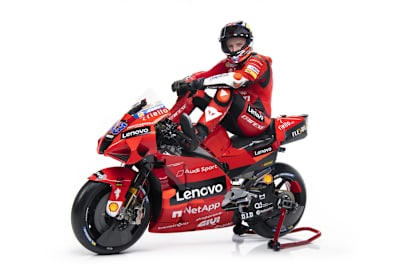 Jack Miller nimmt Platz auf der neu vorgestellten Desmosedici von Ducati