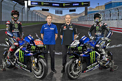 Yamaha-Renndirektor Lin Jarvis und Teammanager Massimo Meregalli mit Fabio Quartararo und Maverick Viñales 