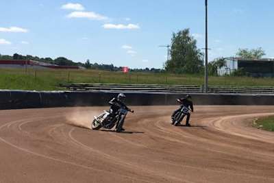 Steve Jenkner (li.) auf der Speedwaybahn in Meißen