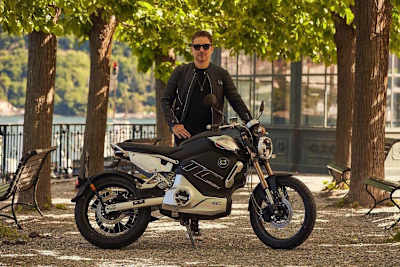 Jorge Lorenzo mit einem Scooter von Super Soco