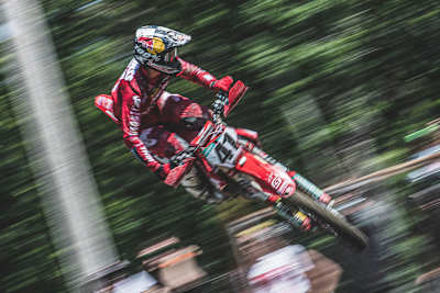 Pauls Jonass stürzte im ersten Lauf und wurde im zweiten Lauf Dritter