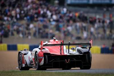 Der Toyota GR010 Hybrid von Conway/Kobayashi/López zeigt bei den 24h Le Mans 2021 der Konkurrenz das Heck