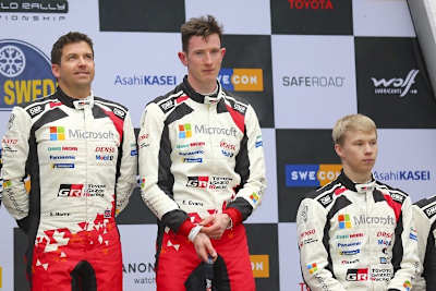 Kalle Rovanperä (r.) neben Schweden-Sieger Elfyn Evans und Scott Martin 