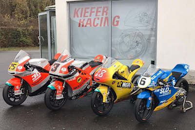 Die beiden KTM links im Bild sind zu haben