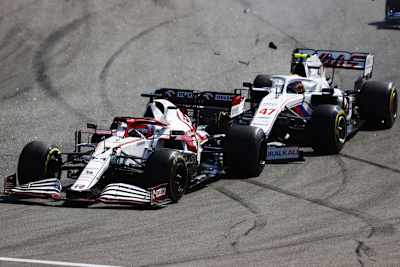 Mick Schumacher geriet mit Kimi Räikkönen zusammen