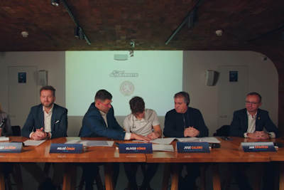 Oliver König (Mitte) bei der Vertragsunterzeichnung