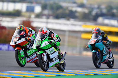 Max Kofler (73) im Kampf mit Pizzoli (9) und Pawi (89)