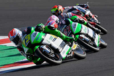 Max Kofler vor seinem Teamkollegen Kaito Toba