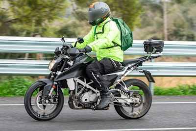 Prototyp der KTM 250 Duke: Neuer Gitterrohrrahmen, kunstvolle Aluschwinge mit Oberzug