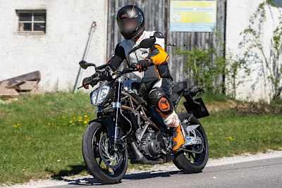 KTM 390 Duke in einem frühen Entwicklungsstadium: Roh zusammengestellt, Design des Serienmotorrads nich erkennbar 