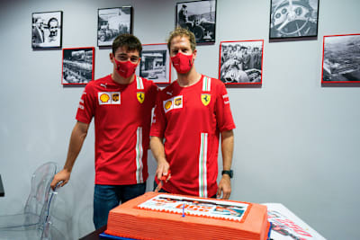 Charles Leclerc mit Sebastian Vettel: Kuchen zum 250. GP des Deutschen