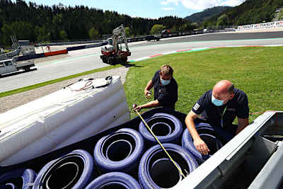 Reifenstapel, Airfences, darüber Fangzäume: So werden die Fahrer im Turn 3 jetzt gegen fliegende Motorräder geschützt