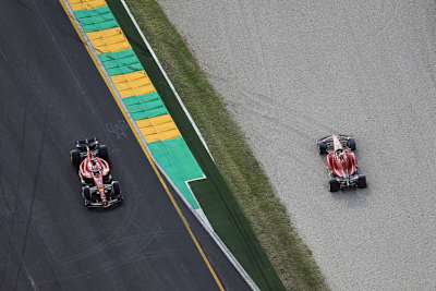 Glück und Leid: Der spätere Sieger Charles Leclerc fährt am gestrandeten Ferrari seines Teamkollegen Carlos Sainz vorbei