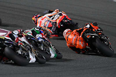 Iker Lecuona (KTM) hinter Bradl, verfolgt vom LCR-Duo