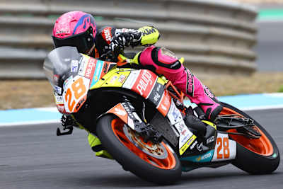 Lennox Lehmann (vorne) mit der einzigen KTM im Feld