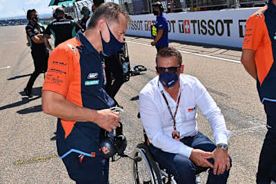 Im Grid von Aragón: Mike Leitner im Gespräch mit Pit Beirer