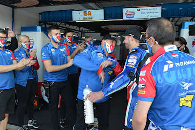 Tom Lüthi mit Crew-Chief Lluis Lleandro und Teamchef Perales (rechts)