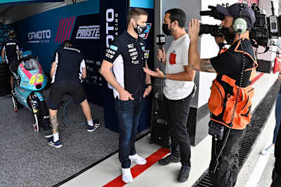 Tom Lüthi war in Katar auch ein gefragter Interview-Partner