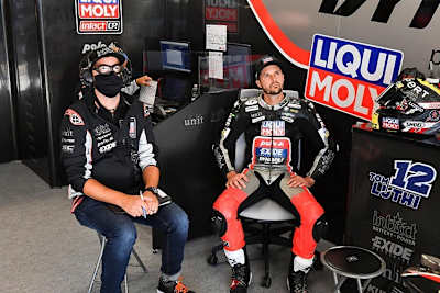 Tom Lüthi gestern in Catalunya mit Crew-Chief Michael Thier