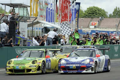 Der Dicke (links): Porsche 997 GT3 RSR-MR beim 24h Rennen auf dem Nürburgring 2008