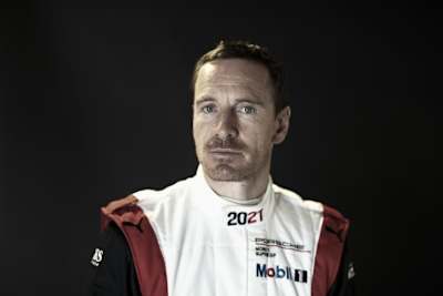 Michael Fassbender im Overall des Porsche Supercup