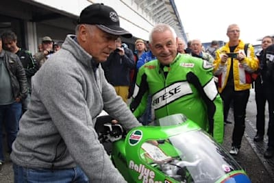 Toni Mang mit seinem einstigen Chefmechaniker Sepp Schlögl (links)