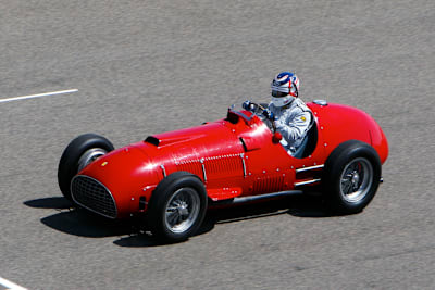 Nigel Mansell mit einem 1950er Ferrari in Bahrain 2010