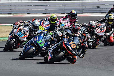 Nach dem Start: Luca Marini (10) vor Bastianini (33) 