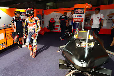 Katar-Test am 24. Februar: Marc Márquez mit Nakagami-Bike von 2019 (rechts) in der Box