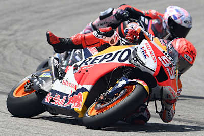 In der Zielkurve: Marc Márquez rutscht weg, Aleix Espargaró wetzt innen durch auf Platz 3