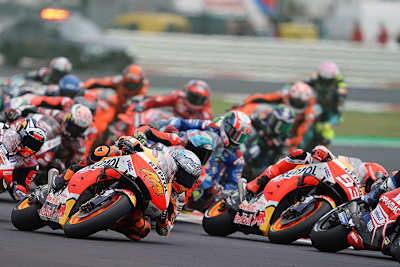 Mitten im Getümmel: Marc Márquez (93) und Pol Espargaró (44)